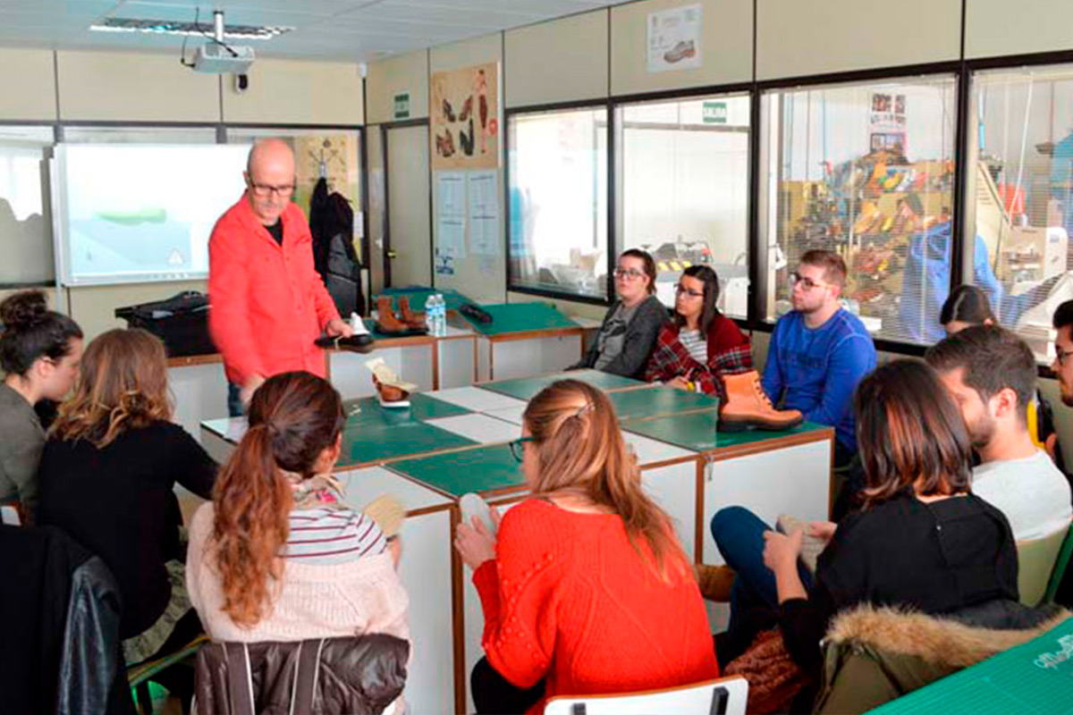 El modelista riojano Ramón Ibáñez imparte una charla sobre 'El diseño de calzado y prototipado'