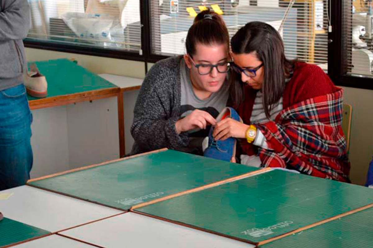 El modelista riojano Ramón Ibáñez imparte una charla sobre 'El diseño de calzado y prototipado'