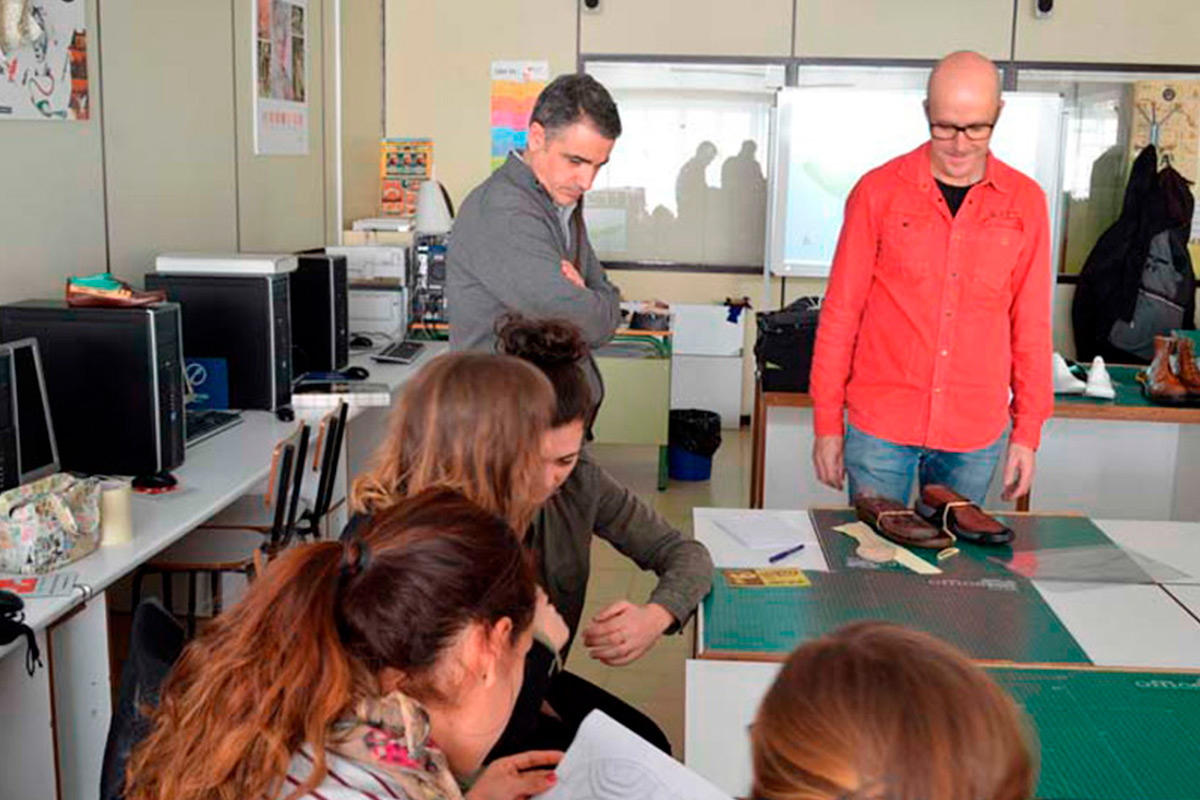 El modelista riojano Ramón Ibáñez imparte una charla sobre 'El diseño de calzado y prototipado'