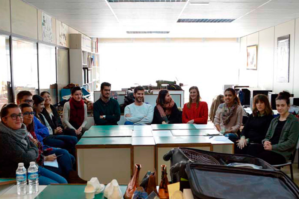 El modelista riojano Ramón Ibáñez imparte una charla sobre 'El diseño de calzado y prototipado'