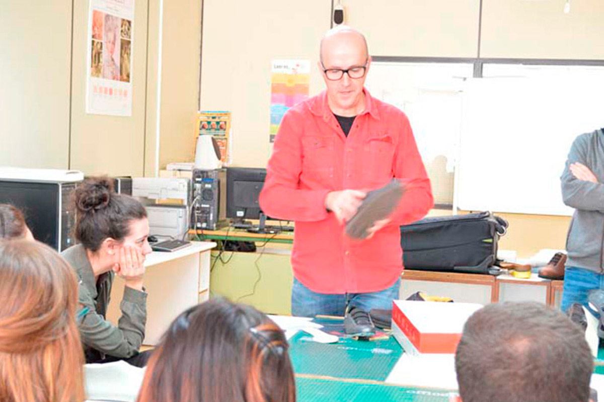 El modelista riojano Ramón Ibáñez imparte una charla sobre 'El diseño de calzado y prototipado'