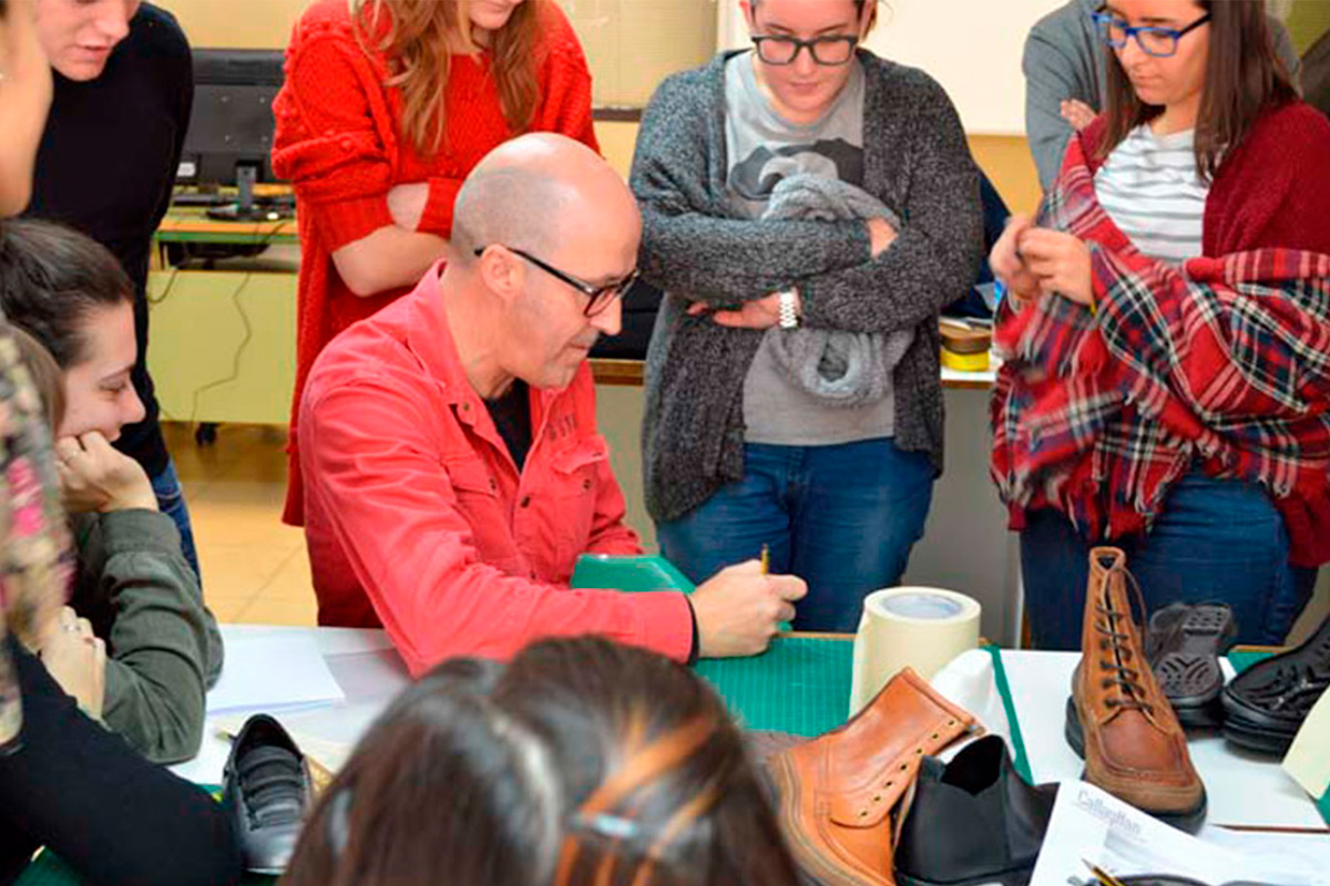 El modelista riojano Ramón Ibáñez imparte una charla sobre 'El diseño de calzado y prototipado'