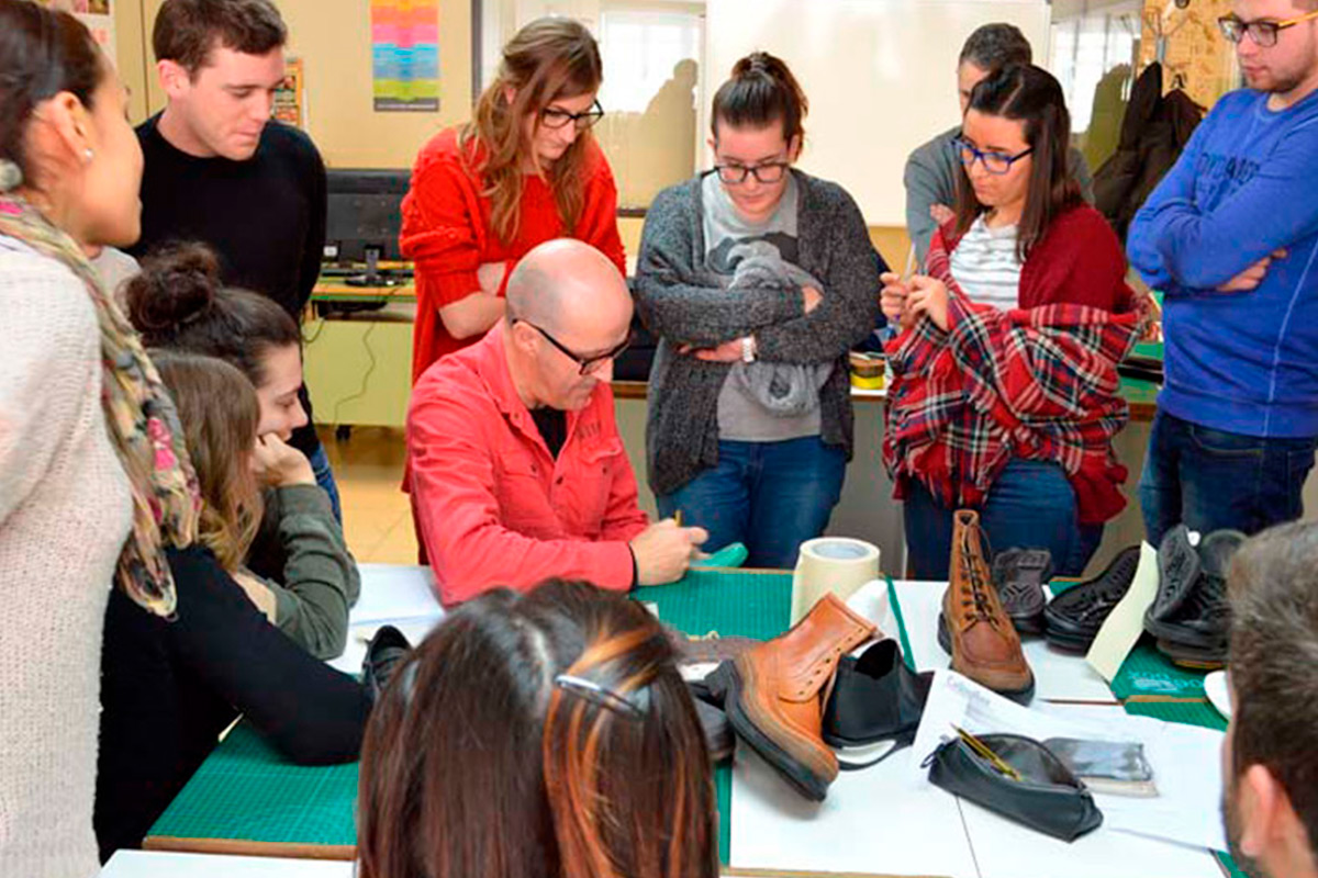 El modelista riojano Ramón Ibáñez imparte una charla sobre 'El diseño de calzado y prototipado'