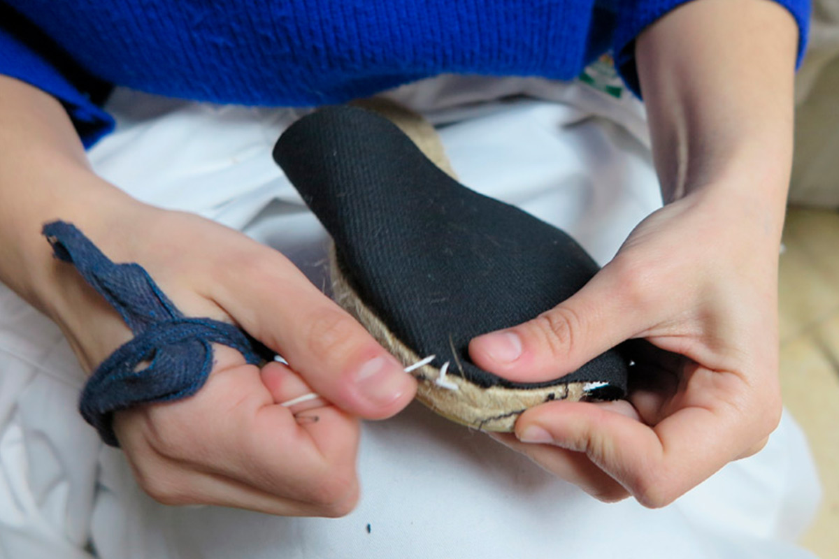 Taller de cosido de alpargatas de yute