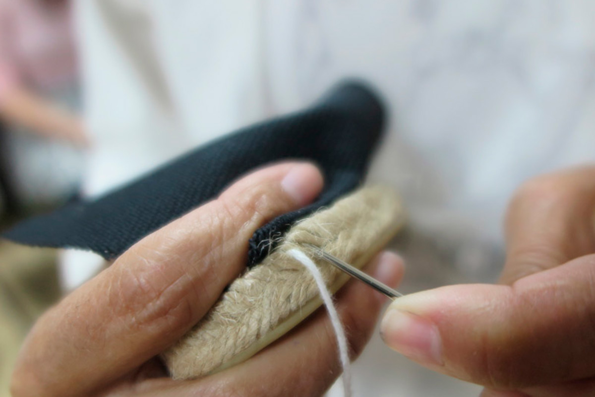 Taller de cosido de alpargatas de yute