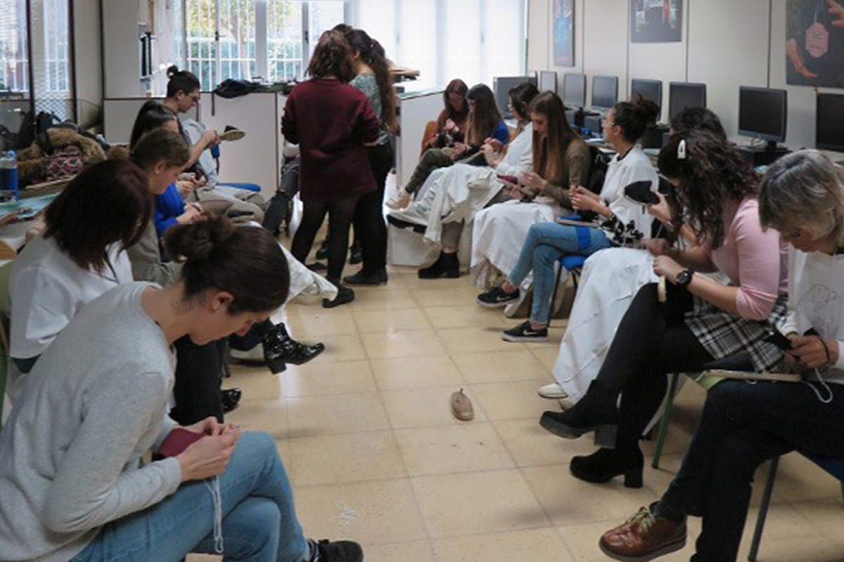 Taller de cosido de alpargatas de yute