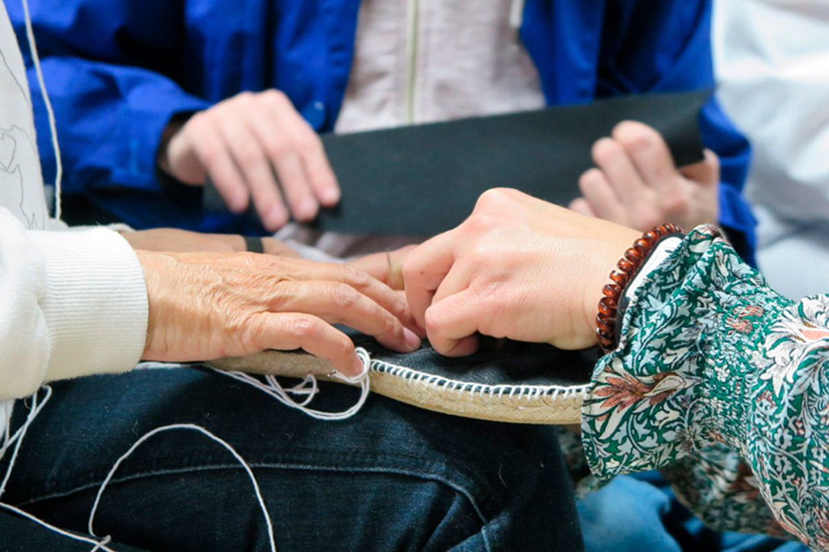 Taller de cosido de alpargatas de yute