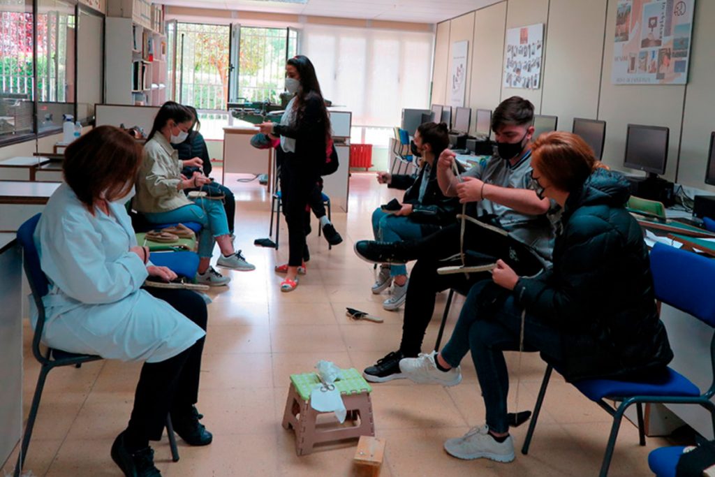 Taller de cosido artesanal de alpargatas