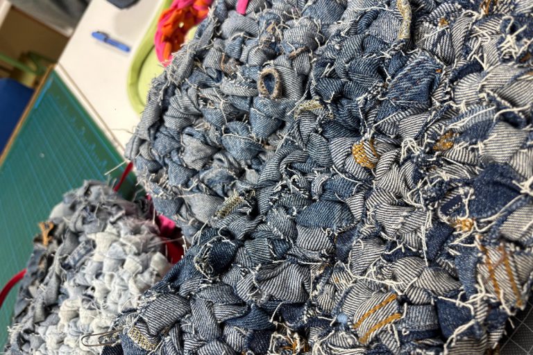 Transformar para concienciar: taller de reciclaje de vaqueros en bolsos de crochet